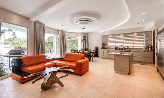 Jaco Eigentumswohnung | Luxury pool-front condo with private hot tub, balcony, fast WiFi - snowbirds OK