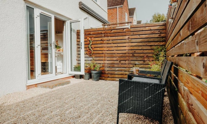 Caldicot Haus | Luxury Private Suite. Super fast Wi-Fi.Parking Private Courtyard Garden.
