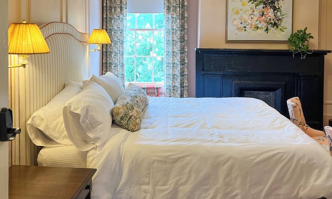 Athens Hotel | Luxury Private Suite in Boutique Historic Inn The Athenian- Downtown Location