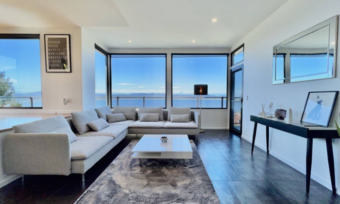 Sandy Bay Haus | Nicholas House - Luxury With River & City Views