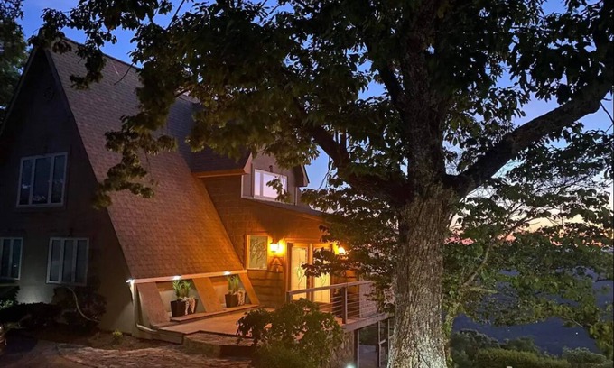 Graysville Haus | Luxury retreat with panoramic views at Mount Sinai Manor!