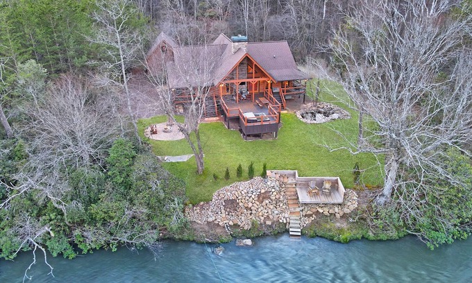 East Ellijay Kabine | Luxury Riverfront Cabin - Pet Friendly