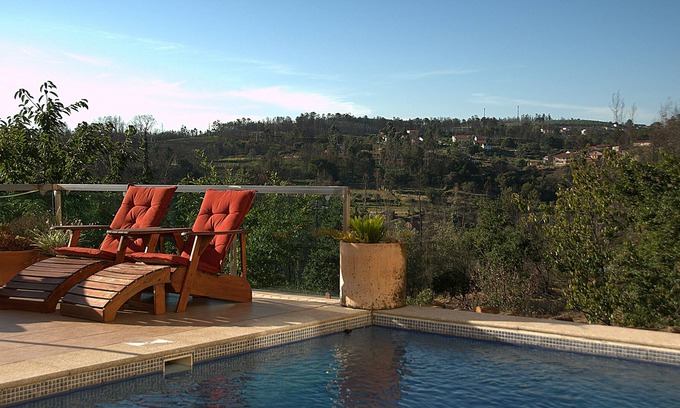 Vila Pouca da Beira Wohnung | Luxuriöses Apartment zur Selbstverpflegung mit Balkon, Pool, Garten und Klavier
