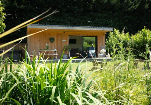 Toppesfield Haus | Luxury Silver Birch Lodge: Hot Tub/BBQ/Fire Pit