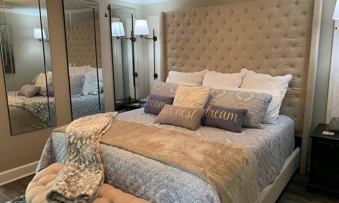 Oakwood Historic District Haus | Luxury Spa Suite on 3rd
