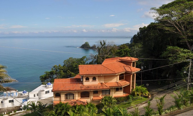 Punta Leona Haus | Luxuriöses Haus auf 2 Ebenen, Infinity-Pool, 5 Gehminuten zum Strand Playa Blanca Nr. 1 in Costa Rica