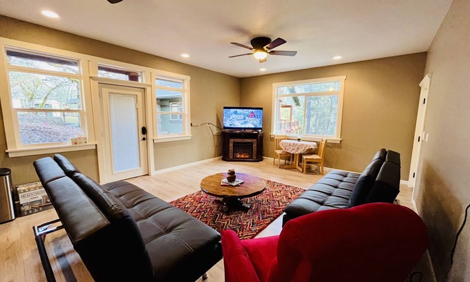 Trail Wohnung | Luxury studio in the private hillside of Trail. Wi-Fi & Pet Friendly!