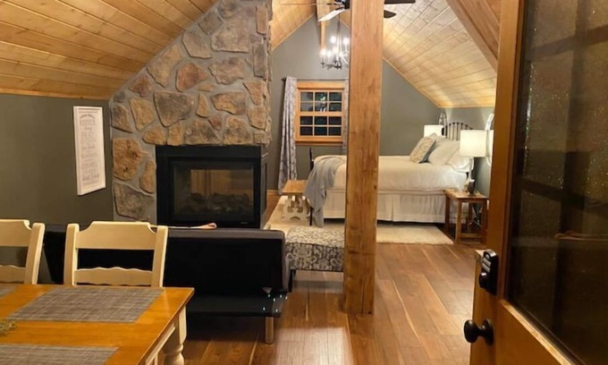 Mingo Wohnung | Luxury Suite on 7 Acres of Woods! Fireplace, Whirlpool!