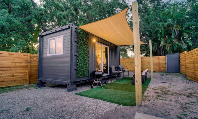 Vero Beach Wohnung | Luxury Tiny Container Home |2mi to Beach| Private