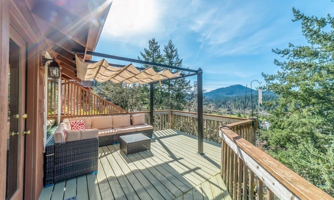 Southeast Eugene Haus | Luxury Treehouse Home | Eugene Views | Large Deck