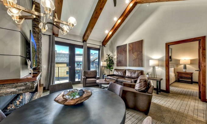 Lakeside Park Eigentumswohnung | Luxury Two Bedroom Residence steps from Heavenly Village Book 7 Nights for 10% Off by RedAwning