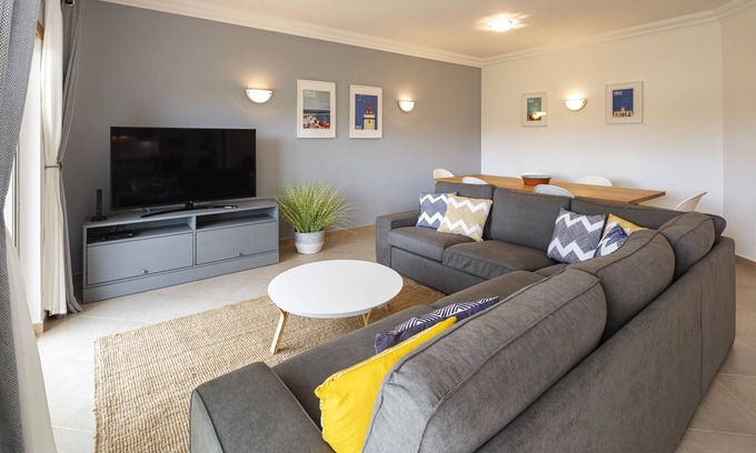 Atalaia Wohnung | Luxuriöses Apartment mit 2 Schlafzimmern mit kostenfreier Nutzung des Pools, des Fitnessraums und des Wellnessbereichs