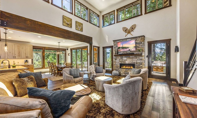 Ronald Haus | Luxury Upgraded Free + Scenic Forest Views+ 5 EnSuites+Your Seasonal Surprise