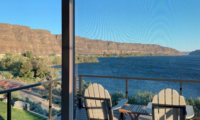 Quincy Haus | Luxury View Home on the Columbia River, Golf, Wineries & Gorge Amphitheater