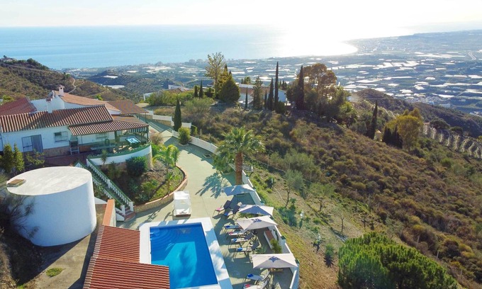 Sayalonga Villa | Luxury Villa with Jacuzzi, Pool and Stunning Views