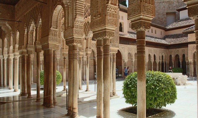 Pinos del Valle Haus | Luxus-Stadthaus mit Pool und eine Dachterrasse mit Blick auf den Bergen.