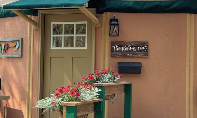 Grand Rapids Kabine | Luxury yurt cabin on park-like property 10 minutes from scenic Grand Rapids.