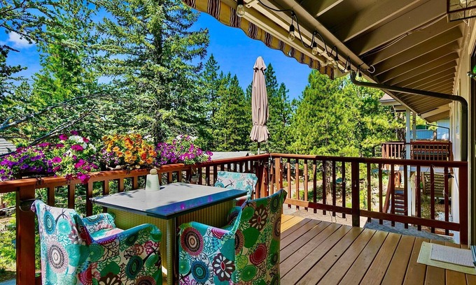 Round Hill Village Haus | LX35 The Wolf Round Hill Retreat in the heart of Lake Tahoe