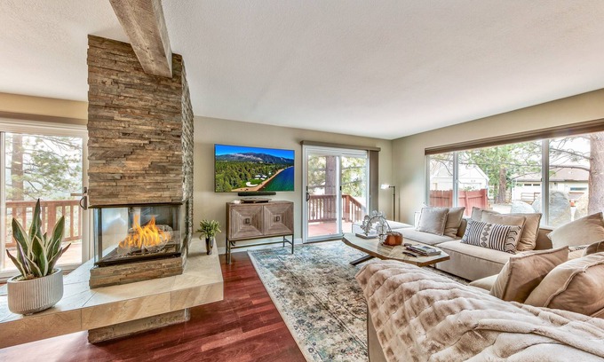 Upper Kingsbury Haus | LX7 Luxury MidCentury Brand New Build Villa with Hot tub