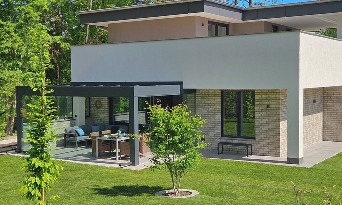 Lychen Haus | Lychensee villa with lake view, conservatory, fireplace and sauna