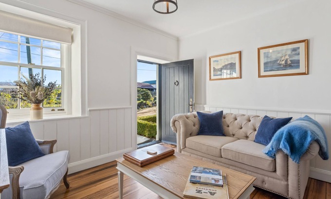 Pontville Hütte | Lythgo's Row Colonial Cottages