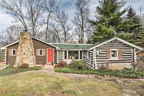 Seisholtzville Haus | Macungie Cabin with Fireplace Near Bear Creek Skiing