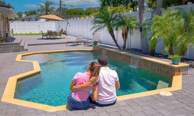 Conway Haus | Magazine like huge home w/ pool city center/parks