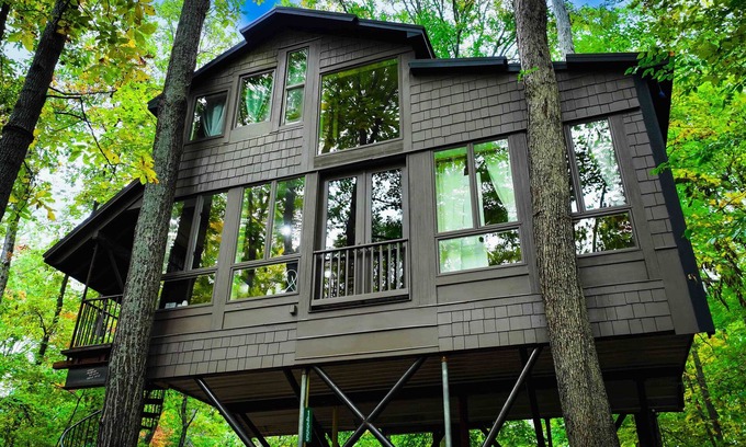 Waterford Hütte | Magical Treehouse in Woods, Close many Wineries & Breweries, Pet Friendly!