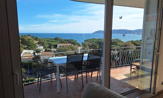 Llanca Wohnung | Große Panorama-Wohnung mit Blick auf das Meer und den Strand