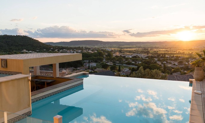Langlade Wohnung | Magnificent Gite with dominant view swimming pool and jacuzzi (L'Olivier)