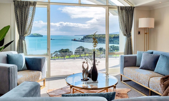 Orakei Wohnung | Magnificent Harbour View Villa in Orakei