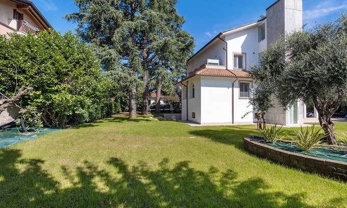 Vimercate Wohnung | Magnolia: Garten und Parkplatz. Vimercate/Monza