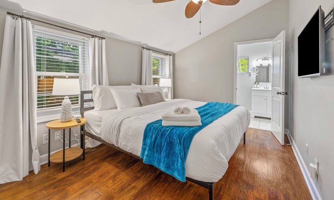 Delavan Lake Hütte | Main Level King Suite! 1 block to Lake Access! Cozy Cottage