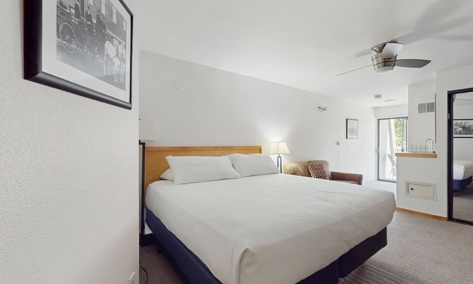 West End Kabine | Main St. gem - pool & hot tub - walk to lifts, dog-friendly, private balcony