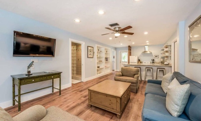 East Naples Wohnung | Main-Stay is a larger 2/1 central to all Naples