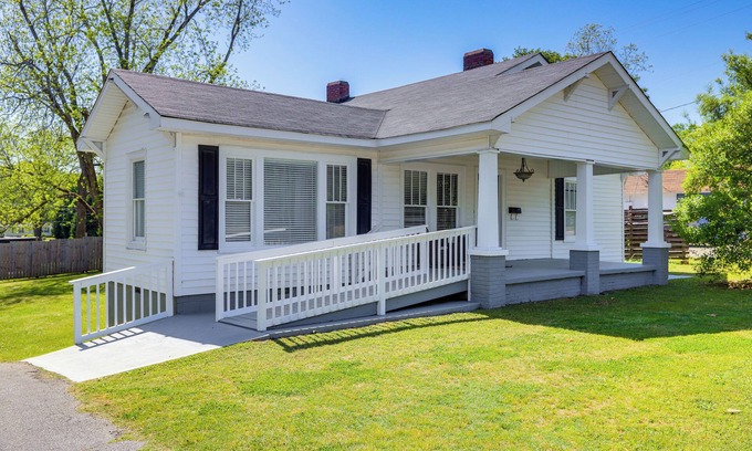 Pine Mountain Haus | Main Street Home: 1 Mile to Callaway Gardens