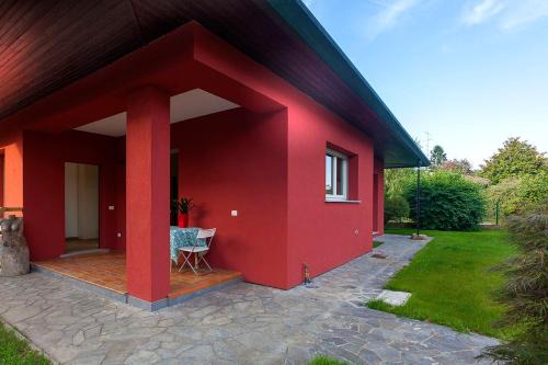 Besnate Haus | Maison Rouge