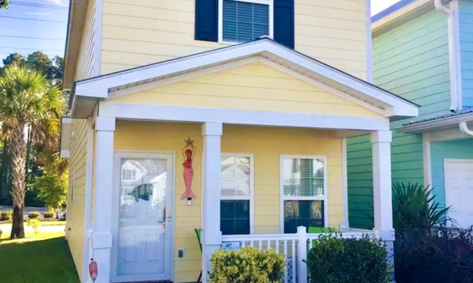Myrtle Beach Haus | Makaria's Mermaid Beach Hideaway: Cozy 2-bedroom cottage home in Myrtle Beach!