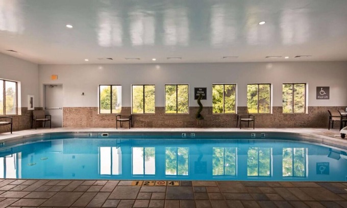 Blaine Haus | Making the Best Memories Along the Way! Free Breakfast, Pool, Free Parking