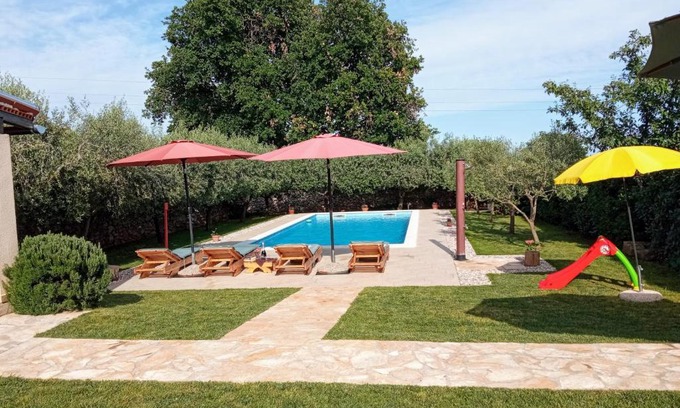 Liznjan Haus | Mala kuća sa velikim grijanim bazenom ANTONIO