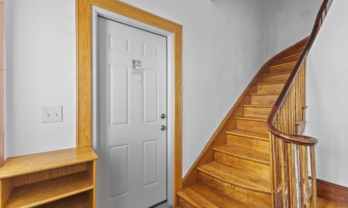 Malden Wohnung | Malden 3Br Apt on 2F/with Free parking/WiFi/ Windows AC