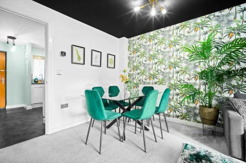 Salford Haus | Manchester 2 Bed House with Garden - Sleeps 9 - Salford - FREE PARKING - 3 Double Beds, 1 Single - FREE NETFLIX & FREE WIFI - 6 min to City Centre, Close to Trafford Centre, Etihad Stadium, Manchester Arena, Clubs & more