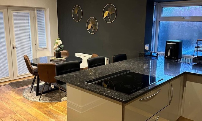 Walkden Haus | Manchester Retreat with 3 Bedrooms