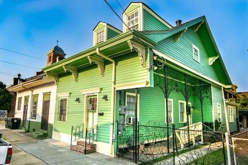 Saint Roch Haus | Mandeville Creole Cottage upper and lower