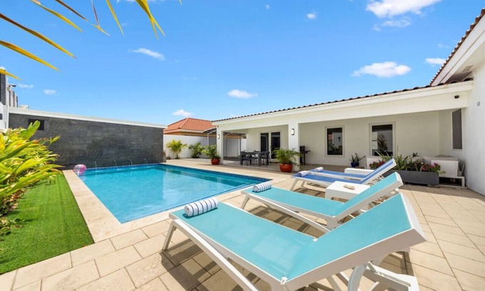 Kamay Wohnung | Luxe Villa w Private Pool Mango Villa by Bocobay