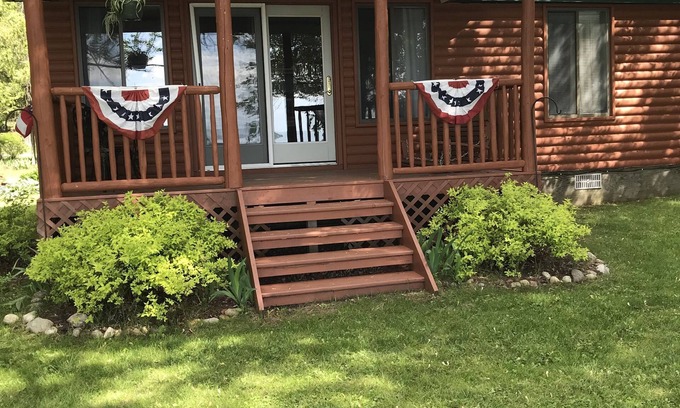 Gould City Kabine | Manistique Lake Water Edge Retreat