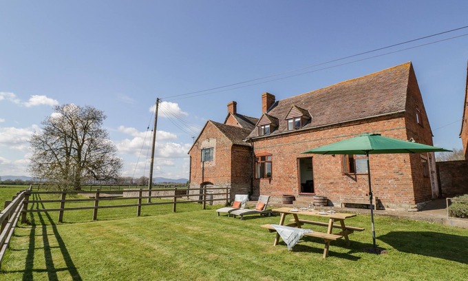 Severn Stoke Hütte | MANOR FARM COTTAGE, pet friendly, with a garden in Upton Upon Severn