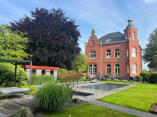 Toenisvorst Haus | Manor house with pool area