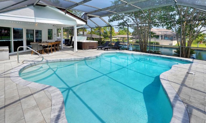 Palm Harbor Haus | Manor on the Canal