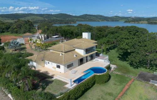 Ijaci Villa | Mansão com vista para lago